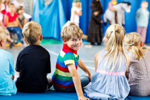 Kinder schauen dem Theaterspiel zu